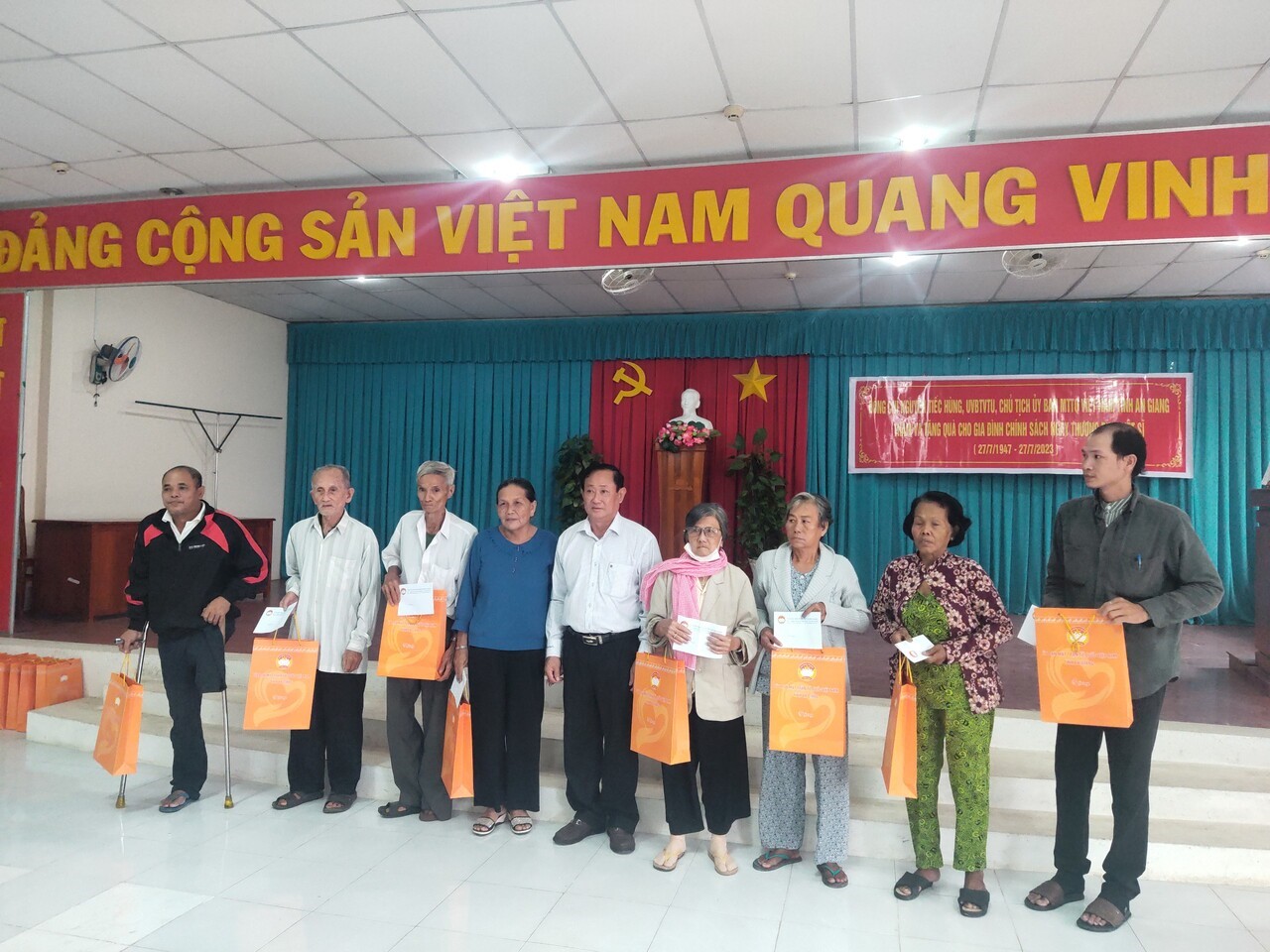 Đ/c Nguyễn Tiếc Hùng, Uỷ viên Ban thường vụ Chủ tịch UB.MTTQVN tỉnh An Giang  tặng quà cho gia đình chính sách, thương binh liệt sĩ