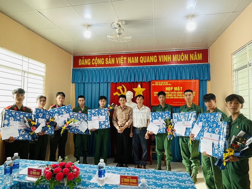 Ông Lộ Vinh Huy, HUV – Bí thư Đảng uỷ - CT.UBND thị trấn Tri Tôn tặng quà cho công dân thi hành Nghĩa vụ quân sự